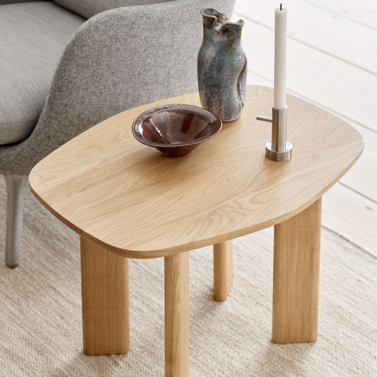 Fritz Hansen Analog Side Table JH43A Natural Oak in living room with Ro Chair