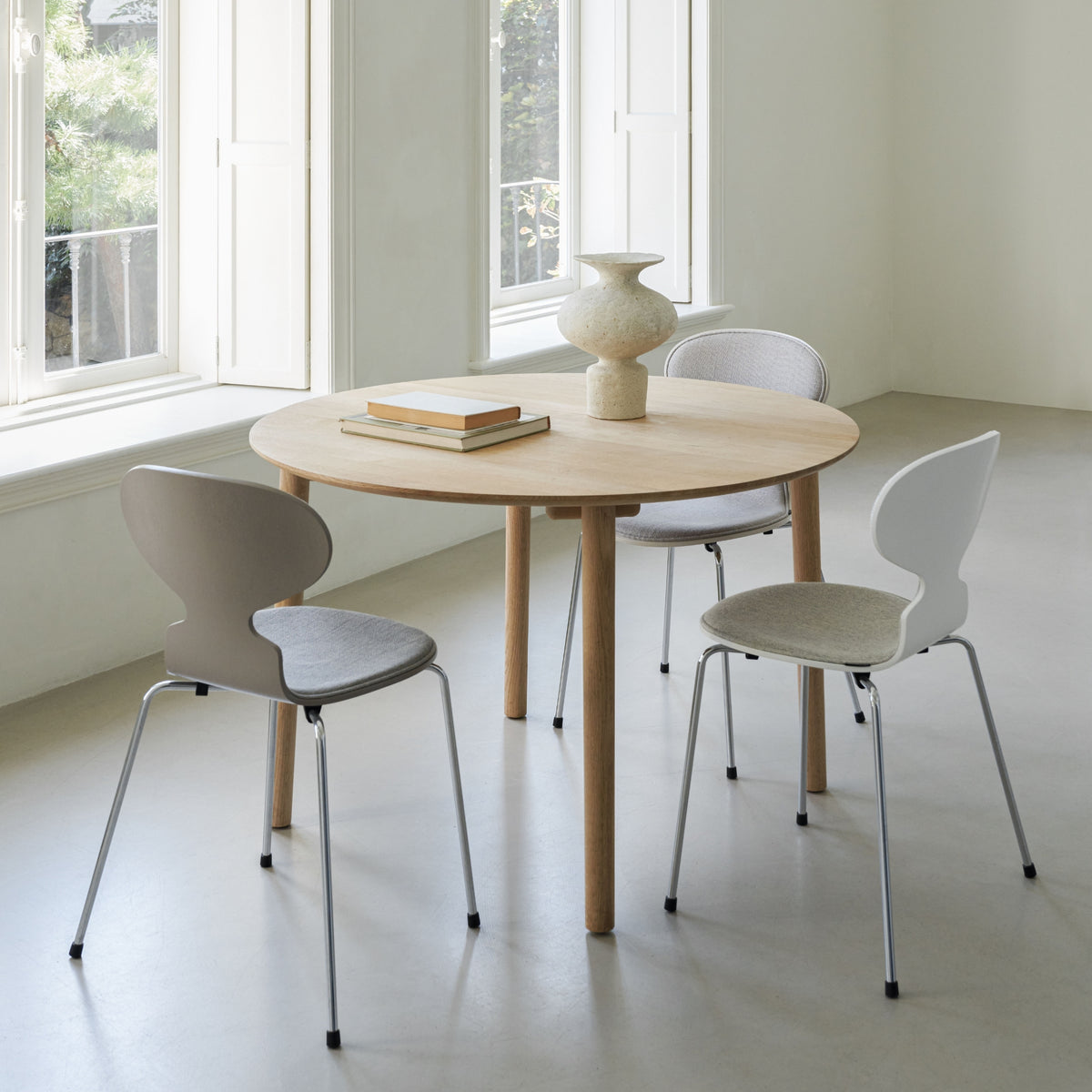 Fritz Hansen Hven Dining Table Round with Ant Chairs