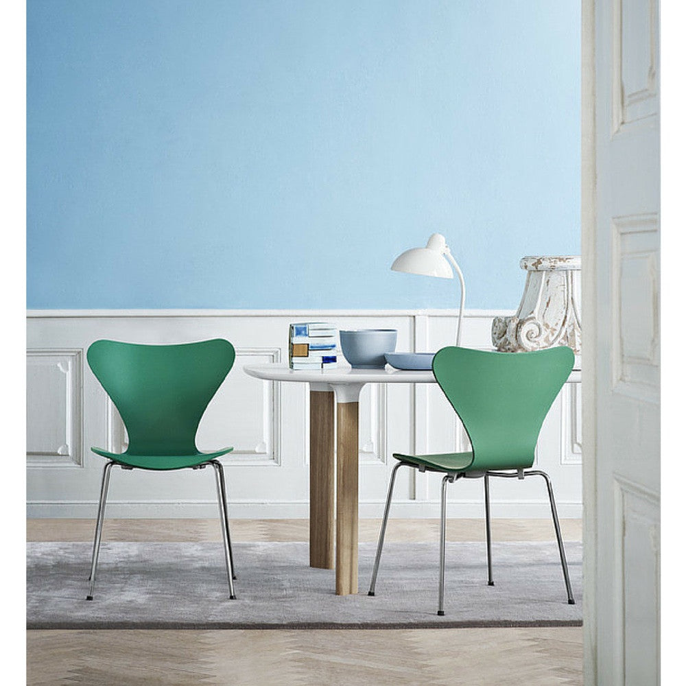 Huzun Green Tal R Series 7 Chairs in blue Room with Analog Table Arne Jacobsen Fritz Hansen