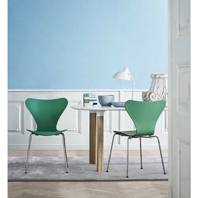 Huzun Green Tal R Series 7 Chairs in blue Room with Analog Table Arne Jacobsen Fritz Hansen