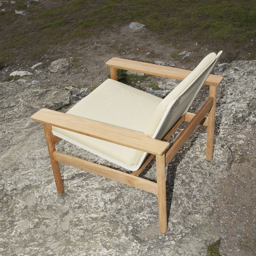 Pelagus Lounge Chair on Rocky Shore