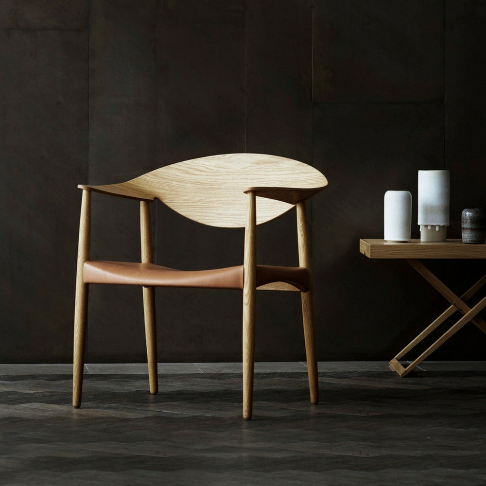 LM92T Metropolitan Chair Oak and Natural Saddle Leather with Folding Table in Room Carl Hansen & Son