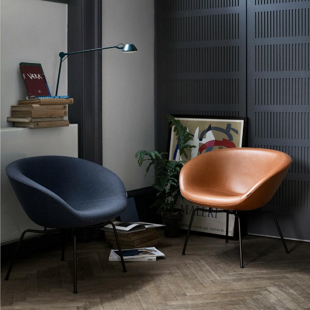 Arne Jacobsen Pot Chairs in Fritz Hasnen Colors Dark Blue and Elegance Walnut Leather in Room