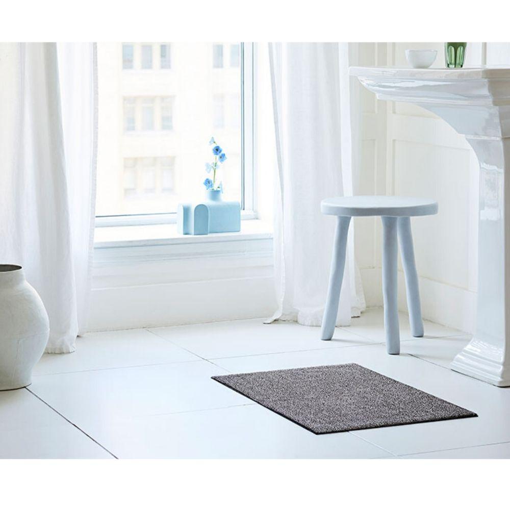 Chilewich Heathered Pebble Floor Mat in Bathroom