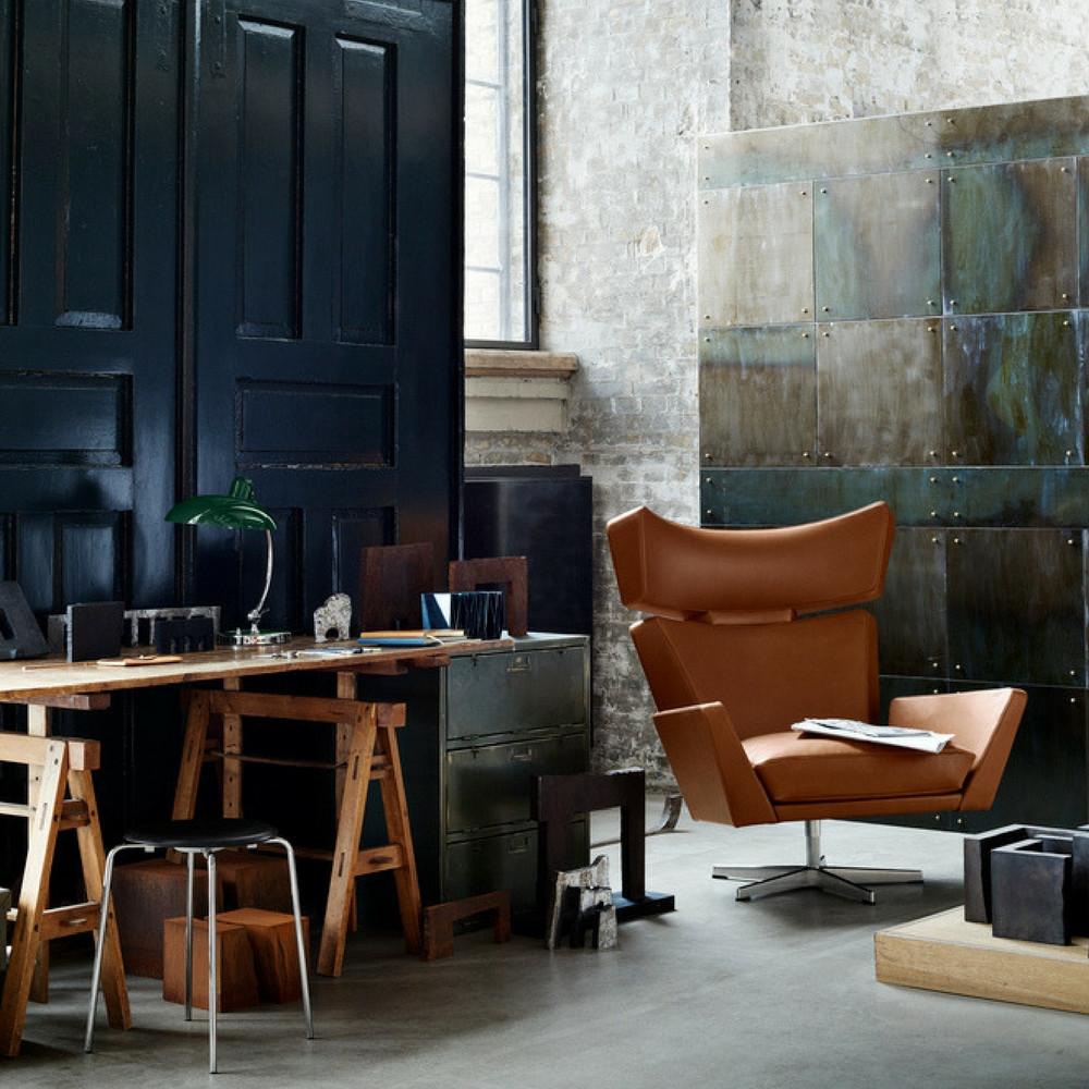 Fritz Hansen Oksen Chair by Arne Jacobsen in Elegance Leather Walnut in Room