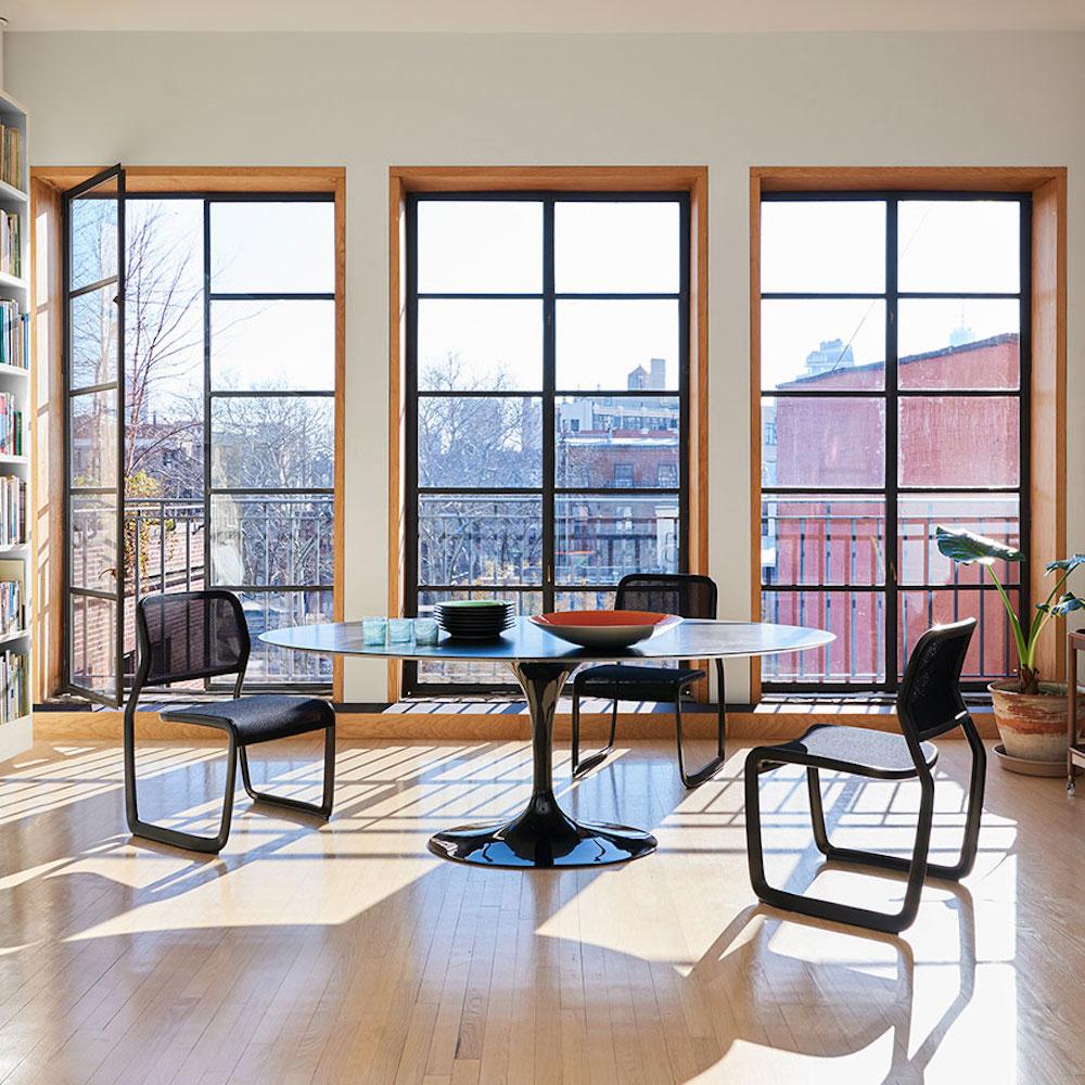 Knoll Newson Aluminum Chairs in room with Saarinen Dining Table