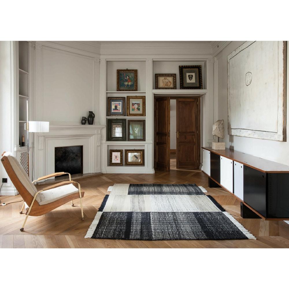 Nani Marquina Tres Rug Black in Room