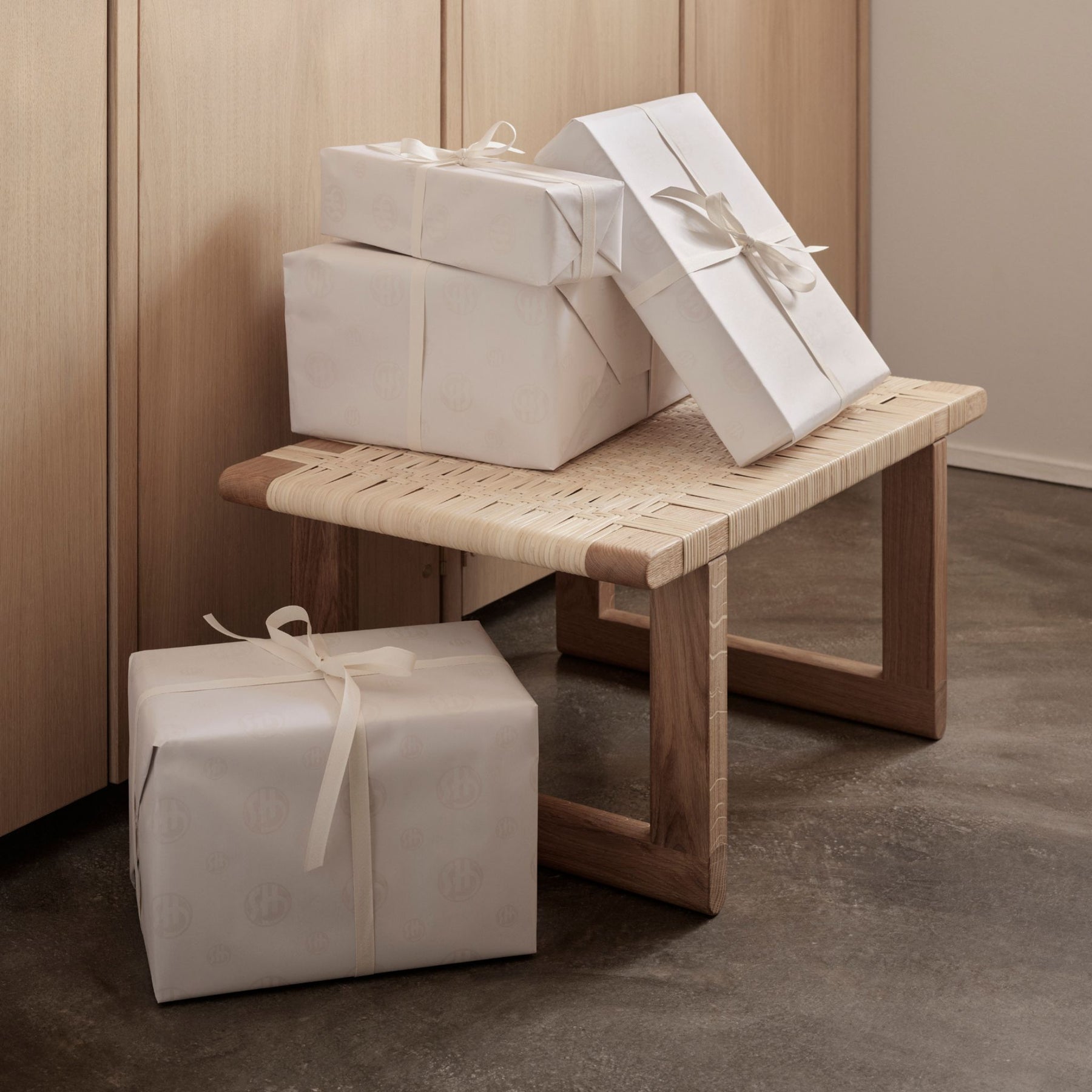 Carl Hansen BM0488S  Table Bench Small with Gifts
