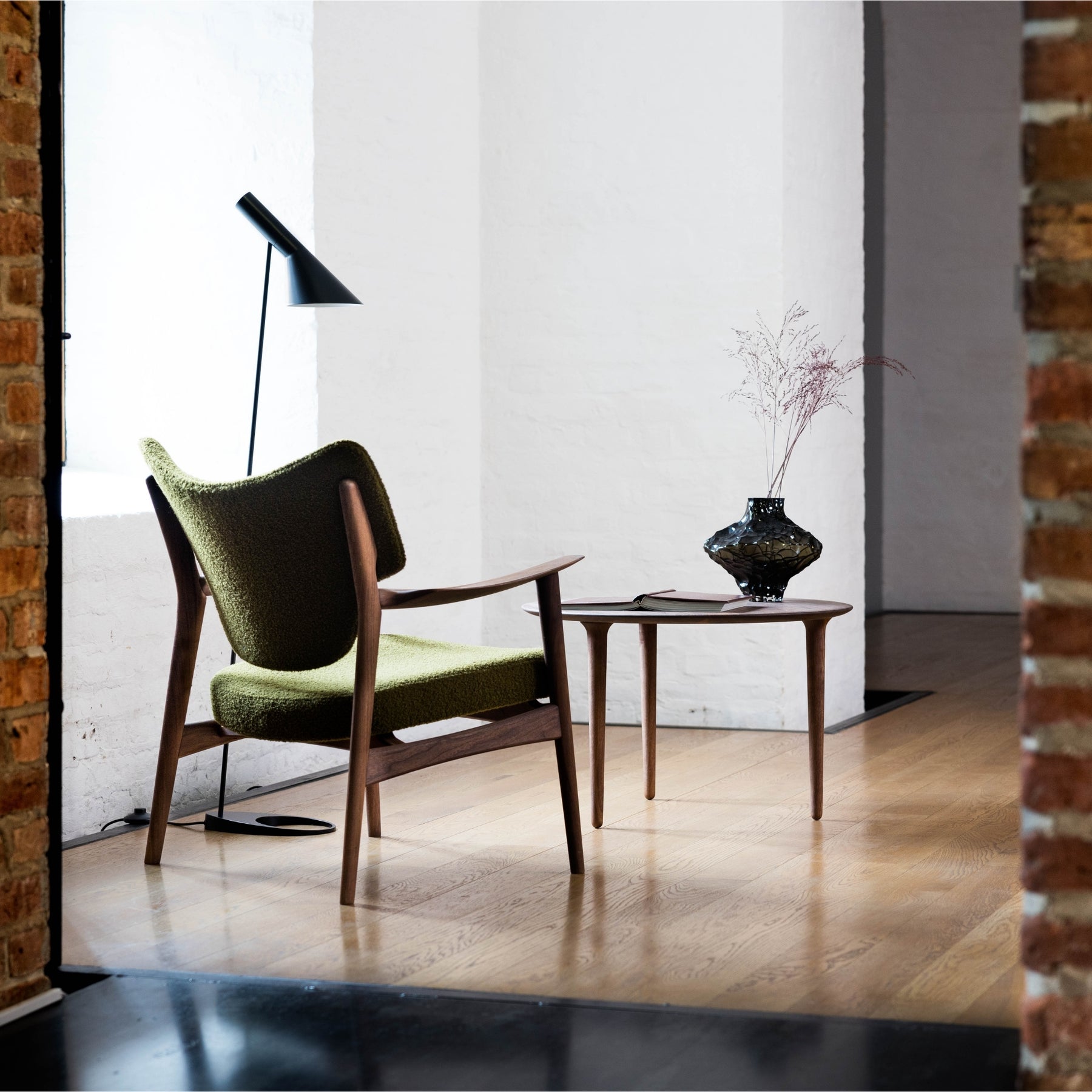 Eikund Veng Lounge Chair kvadrat Baru 950 with AJ Floor Lamp