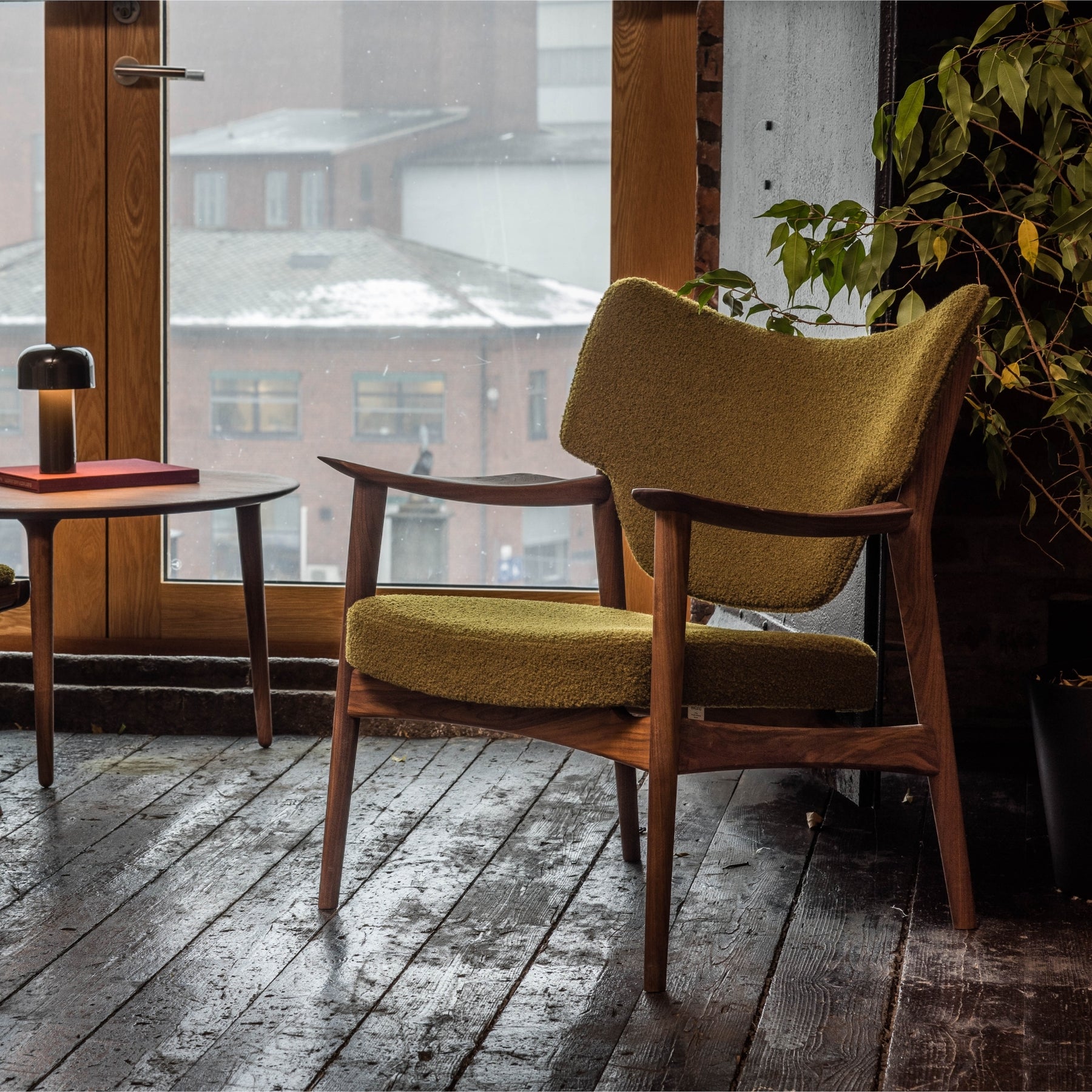 Eikund Veng Lounge Chair kvadrat Baru 950 by window and house plant