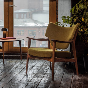Eikund Veng Lounge Chair kvadrat Baru 950 by window and house plant