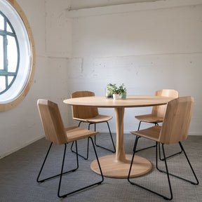 Ethnicraft Oak Torsion Dining Table Round with Oak Facette Chairs