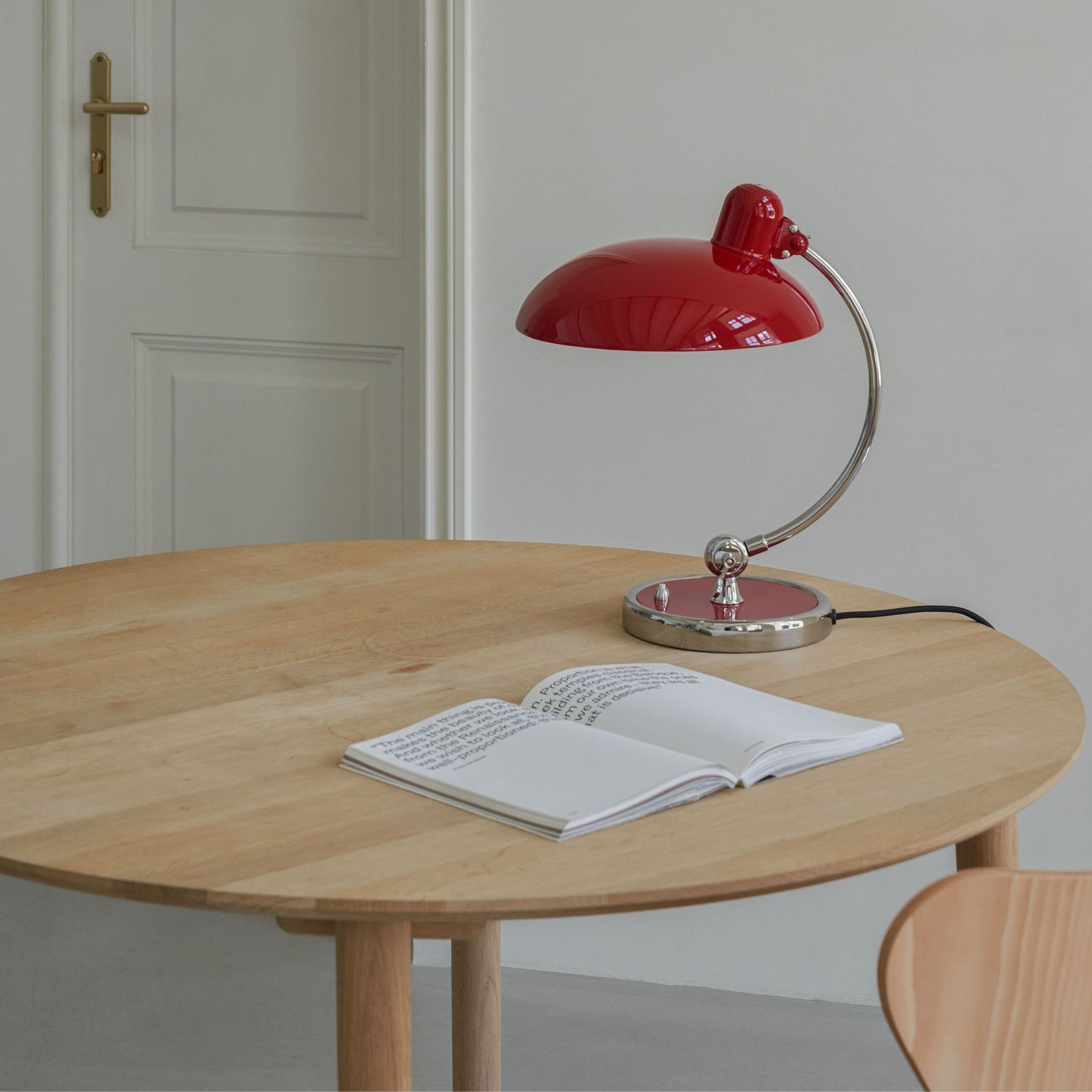 Fritz Hansen Hven Dining Table Round with Kaiser Idell Luxus Table Lamp in Venetian Red