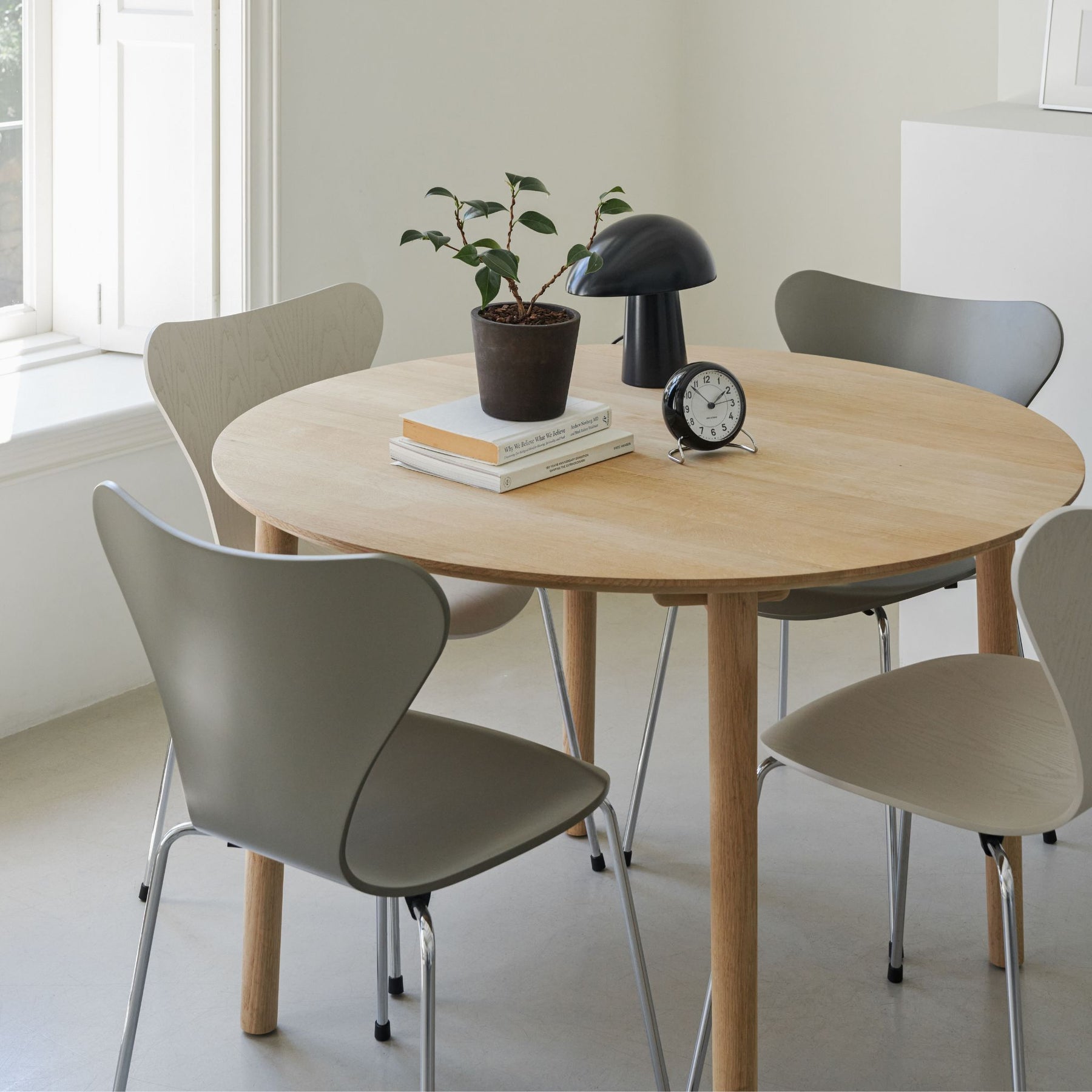 Fritz Hansen Hven Dining Table Round with Series 7 Chairs