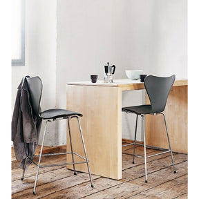 Arne Jacobsen Series 7 Stools in Room Fritz Hansen