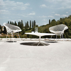 Richard Schultz White Petal Cocktail Table with White Diamond Chairs in Tuscany Knoll Outdoors