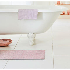 Chilewich Heathered Blush Floor Mat in Bathroom