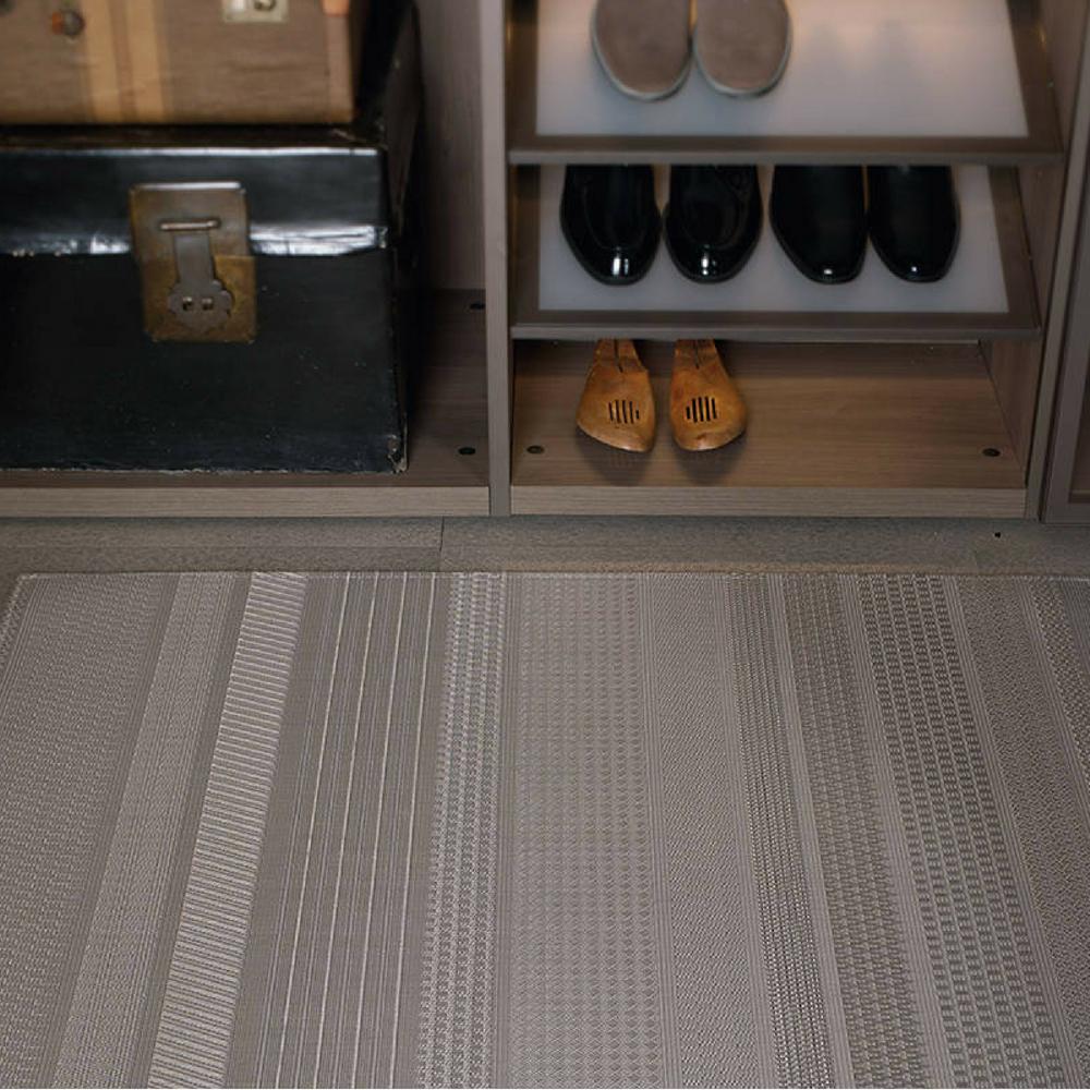 https://www.paletteandparlor.com/cdn/shop/products/chilewich-mixed-weave-floor-mat-topaz-with-shoe-rack.jpg?v=1534651952