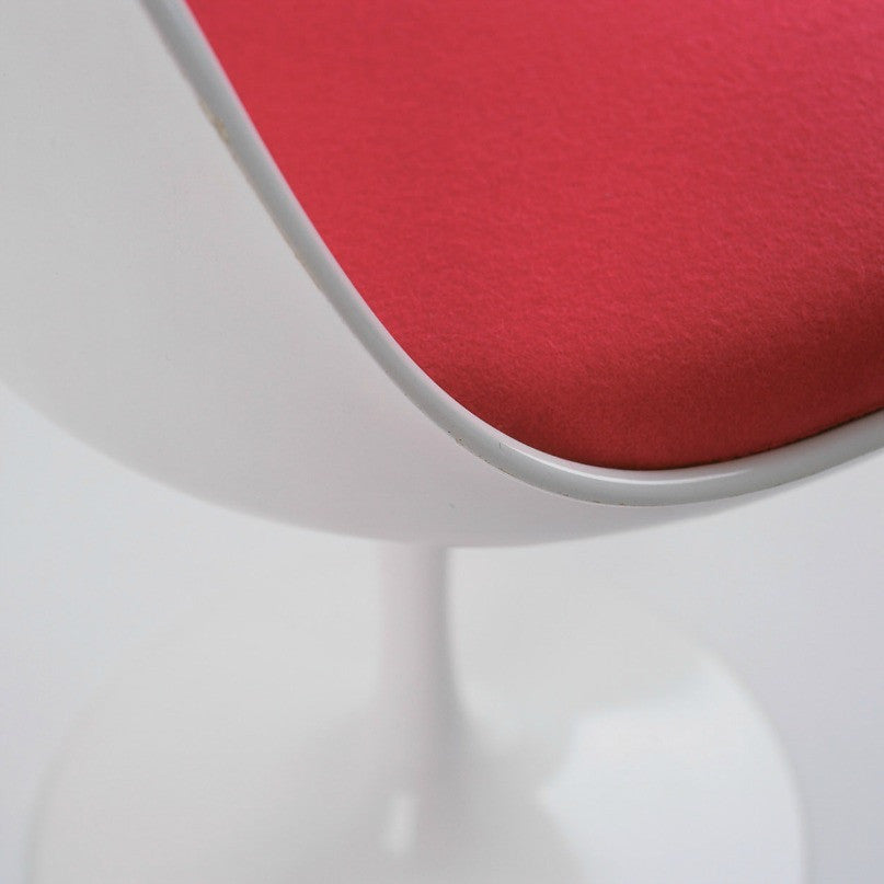 Eero Saarinen Tulip Side Chair Red Cushion Detail Knoll