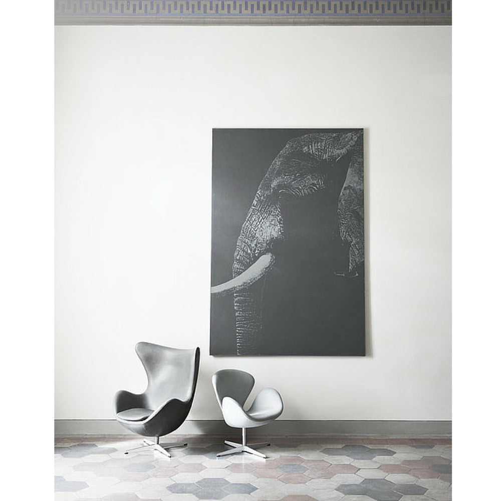 Egg Chair and Swan Chair Side by Side Arne Jacobsen for Fritz Hansen