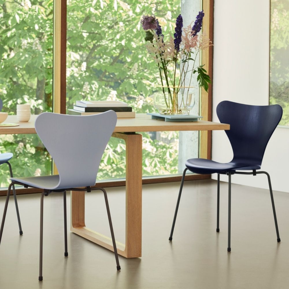 Fritz Hansen Ikebana Vase by Jaime Hayon in room with Essay Table and Series 7 Chairs