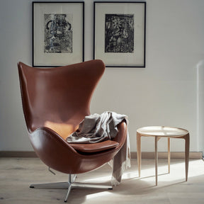 Fritz Hansen Egg Chair in Elegance Leather Walnut with Tray Table