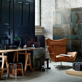 Fritz Hansen Oksen Chair by Arne Jacobsen in Elegance Leather Walnut in Room