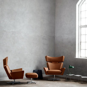 Fritz Hansen Oksen Chairs by Arne Jacobsen in Elegance Leather Walnut in Room