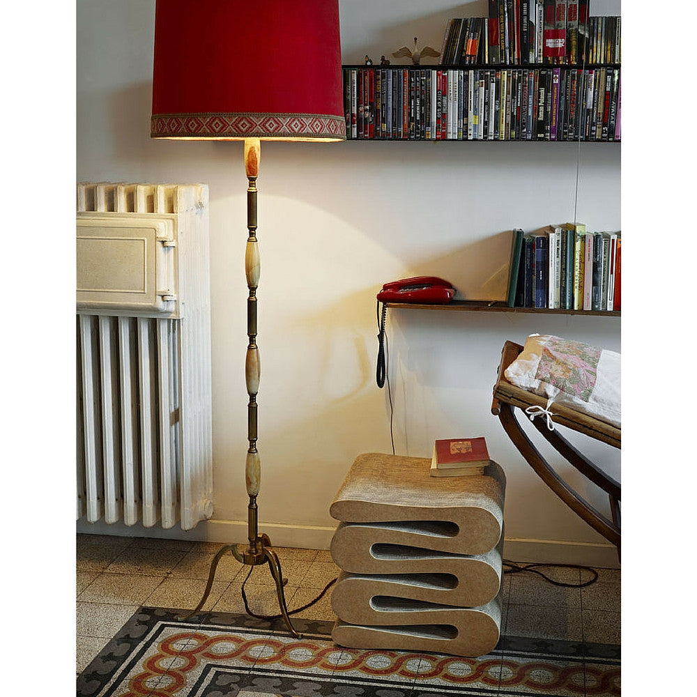 Gehry Wiggle Stool in Room with Red Lamp Vitra