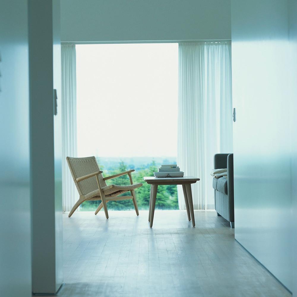 Wegner CH25 Lounge Chair in Oak White Oil in room with CH008