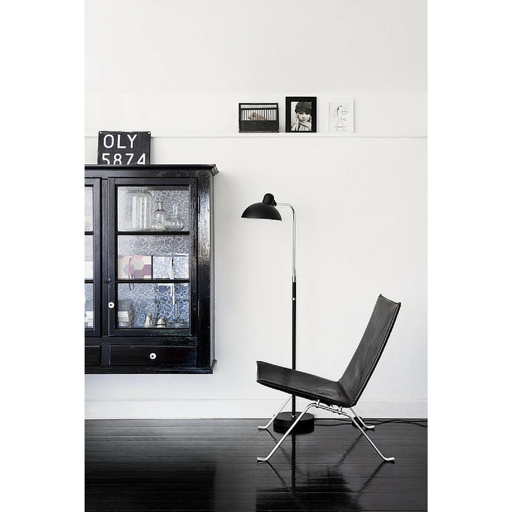 Kaiser Idell Luxus Floor Lamp Black in room with Poul Kjaerholm Chair