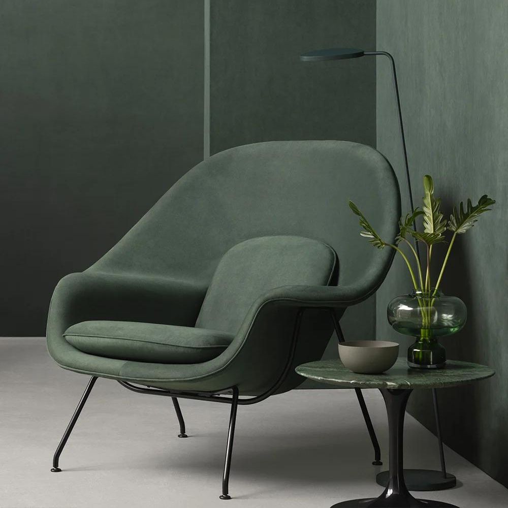 Knoll Womb Chair Ultrasuede Shetland Forest Green in room with Muuto Leaf Floor Lamp and Saarinen Side Table Verdi Alpi Marble