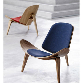 Wegner Shell Chairs Oak with Red and Blue